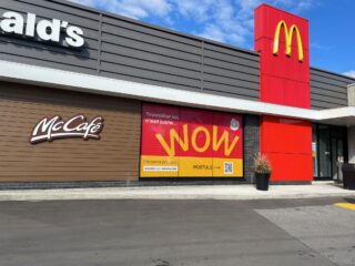 Impression et installation de pellicules sur fenêtres pour plusieurs McDonald's dans Lanaudière.

Reconnaissez-vous le Mcdo près de chez vous?